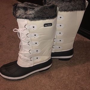 BNWT snow boots
